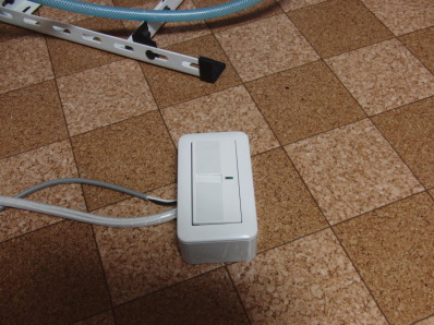 フットスイッチは家庭用照明スイッチ流用